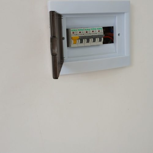 منفرد  برق کار ساختمان دارای مدرک فنی حرفه ای طبق استاندارد های بین المللی با 25 سال سابقه کار