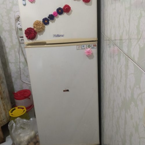 یخچال فریزر عالی تمیز است نیاز به گاز داره