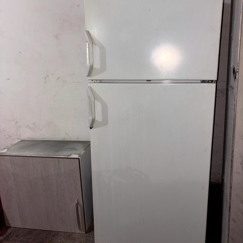 دو عدد….. یخچال فریزر فیلور 11 فوت موتور ژاپنی سالم.. و یخچال فریزر ارتفاع دار سایوان4 کشو موتور سالم بدنه کار دارد
