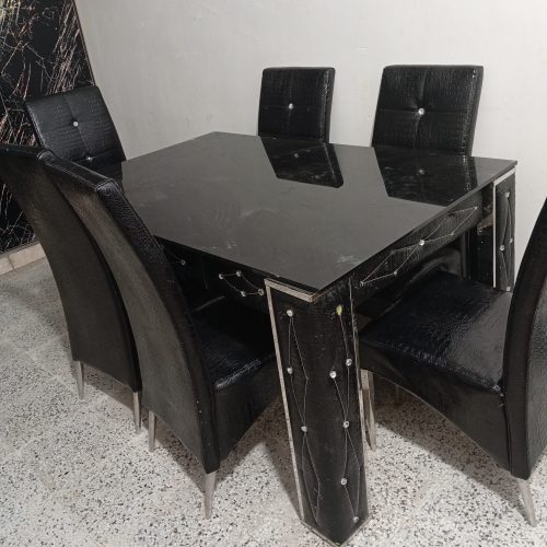 6عدد میز غذا خوری   دو کشاب  در حد نو وتمیز