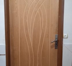درب چوبی تو پر