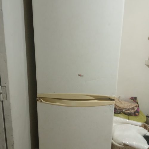 یک عدد یخچال فریزر دو در