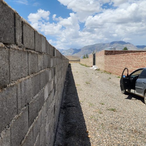 یک قطعه حصار با آجر به فروش میرسد