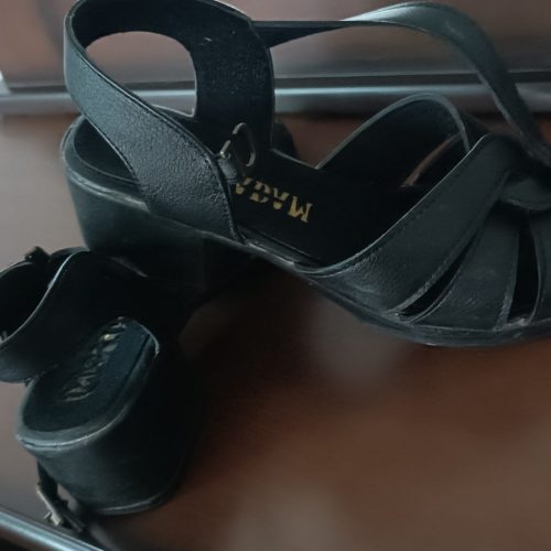 یک جفت کفش زنانه