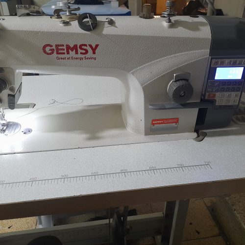 کارگاه خیاطی با تمام وسایل به فروش می‌رسد