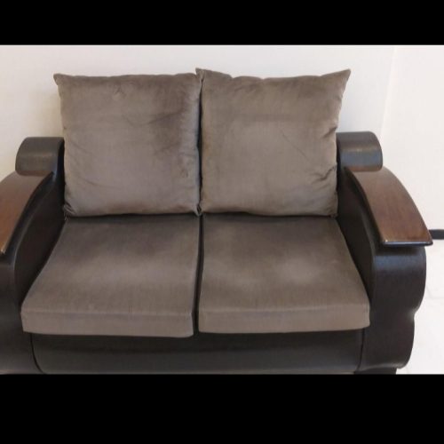 مبلمان راحتی و میز جلو مبلی