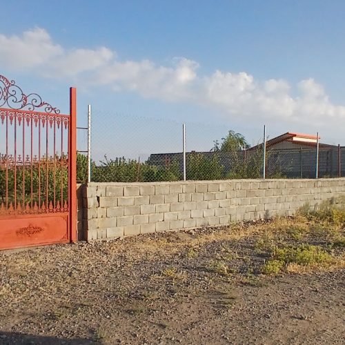 فروش زمین ویلایی وباغ  همراه با درختان و آب ساعتی