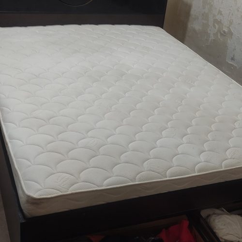 تخت خواب دو نفره با تشک و فقط یخچال بدون سرد خونه