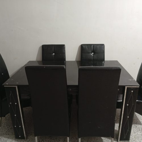 6عدد میز غذا خوری   دو کشاب  در حد نو وتمیز