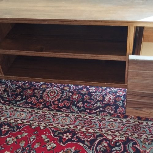 میز تلویزیون چوبی.