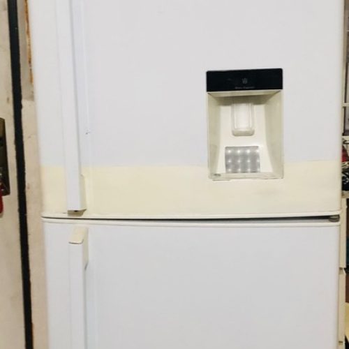 یخچال سیلوان فروشی  با قیمت مناسب به علت جابجایی میخام بفروشم  ب خریدار واقعی تخفیف هم  دارد