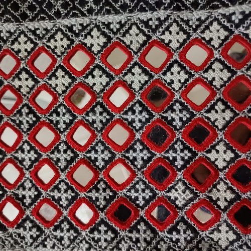 کریشی و آینه دوزی انجام می دهم.