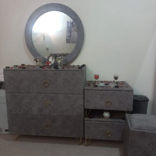 تخت خواب دونفره با تشک آینه میز آرایش صندلی دوتا میز کوچک