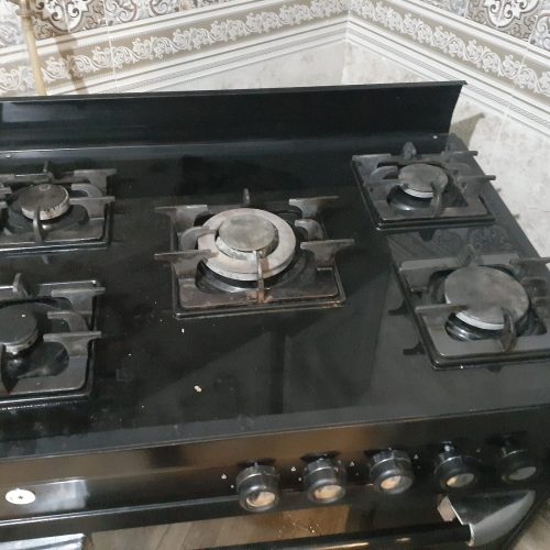 دو تا آجاق گاز؛ یکی درحد نو دیگری دسته دوم؛ یک تا یخچال؛ و بخاری وآب تصفیه