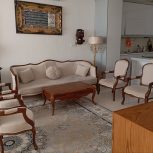 مبل هشت نفر فرانسوی کاملا تمیز و نو با چهار عدد میز عسلی