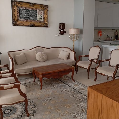 مبل هشت نفر فرانسوی کاملا تمیز و نو با چهار عدد میز عسلی