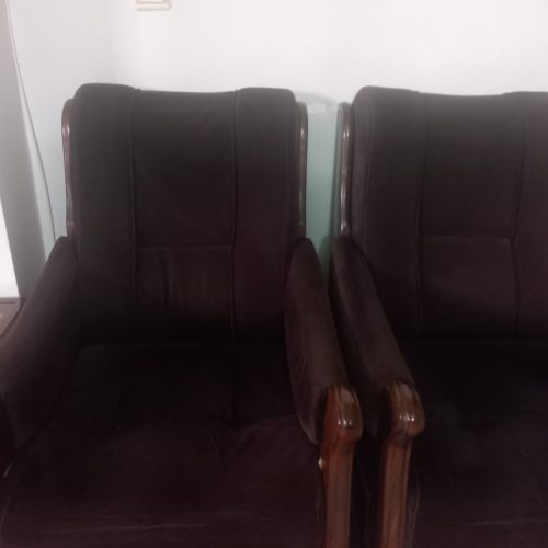 مبل 8نفره سالم به همراه میز بزرگ ودوتا میز عسلی وجاکفشی