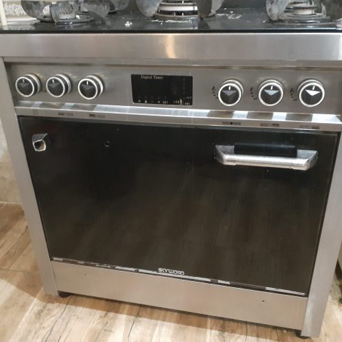 دو تا آجاق گاز؛ یکی درحد نو دیگری دسته دوم؛ یک تا یخچال؛ و بخاری وآب تصفیه