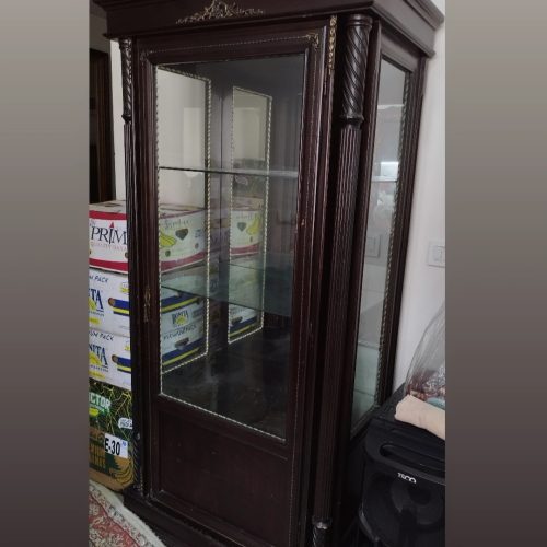 بدنه محکم ، دارای یه طبقه پایینی جدا از طبقات شیشه‌ای