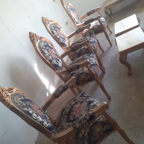 مبلمان باطرح زیبا کاملا سالم وتمیز 7عددتک نفره یکی هم سه نفره