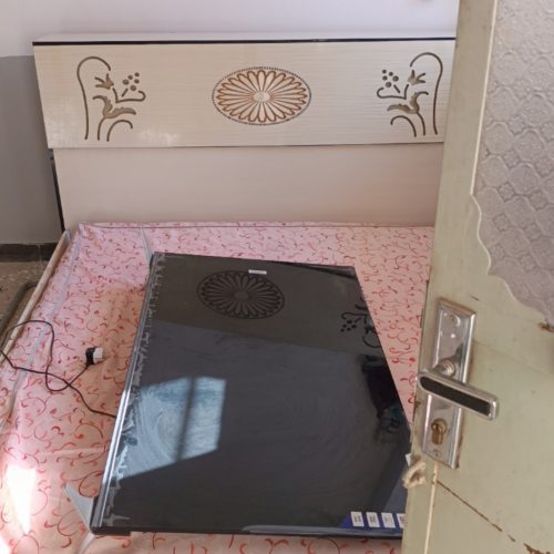 تخت خواب دو نفره و تشک دو نفر و میز آرایشی