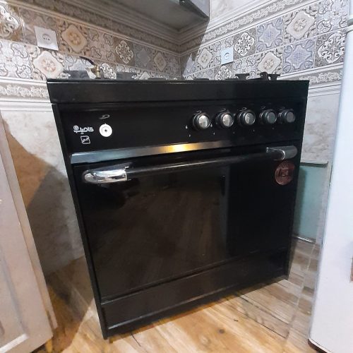 دو تا آجاق گاز؛ یکی درحد نو دیگری دسته دوم؛ یک تا یخچال؛ و بخاری وآب تصفیه
