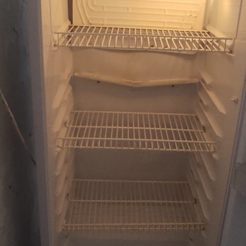 تخت خواب دو نفره با تشک و فقط یخچال بدون سرد خونه