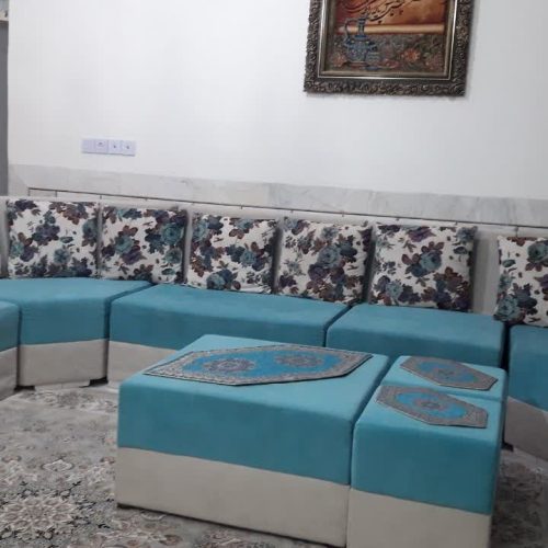 یک دست مبل 9 نفره سالم بدون خط وخش،  با کاور سالم در حد نو یک سال کارکرده(  فروش بعلت جاب جایی) و دو عدد پرده نو در اندازه های 2×3