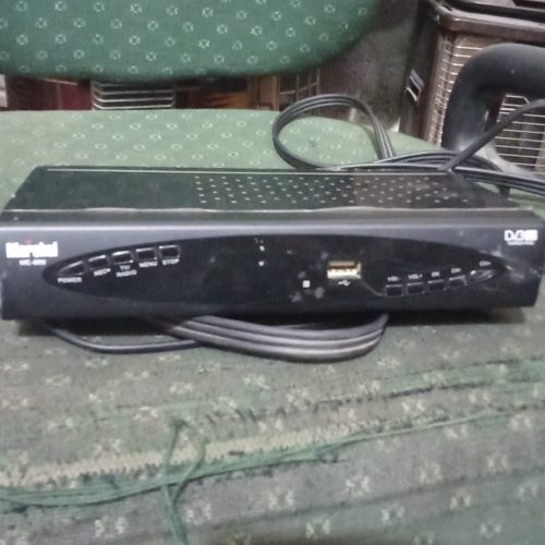 یک عدد تلویزون سامسونگ  یک دستگاه دیجیتال