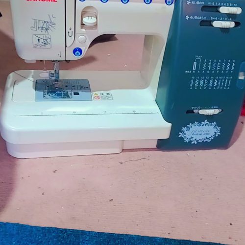 یکی چرخ خیاطی با مایکروفر