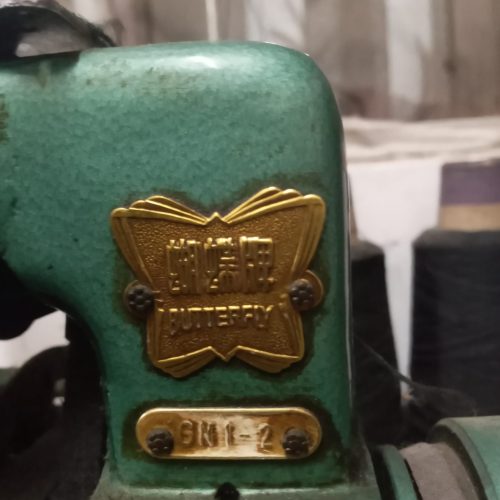 یک دستگاه سردوزبهمراه میزمربوطه