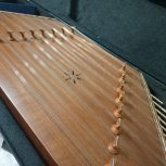 سنتور دو مهر عمو زاده به همراه کیف و مضراب و جای مضراب و کلید کوک