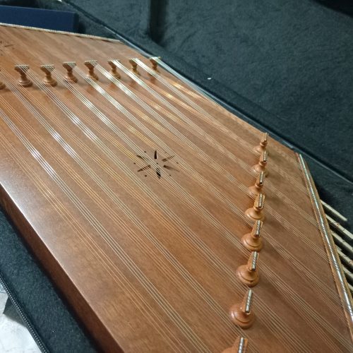 سنتور دو مهر عمو زاده به همراه کیف و مضراب و جای مضراب و کلید کوک