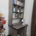 میز تحریر وکامپیوتر وکتابخانه