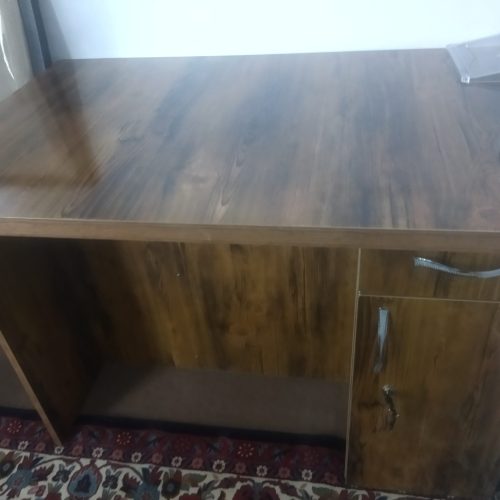 دو عدد صندلی و یک عدد میز