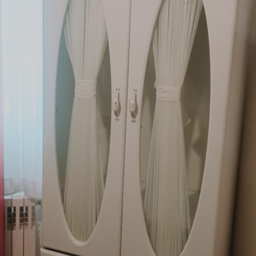 کمد بچه تمیز و سالم فقط ریل ی کشو خرابه ک میشه جا انداخت