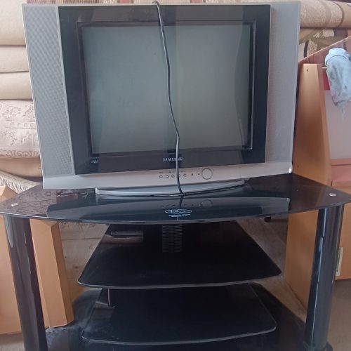 تلوزیون و میز تلوزیون