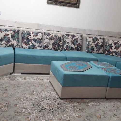 یک دست مبل 9 نفره سالم بدون خط وخش،  با کاور سالم در حد نو یک سال کارکرده(  فروش بعلت جاب جایی) و دو عدد پرده نو در اندازه های 2×3