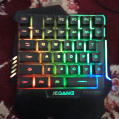 یک موس و کیبورد گیمینگ کوچک