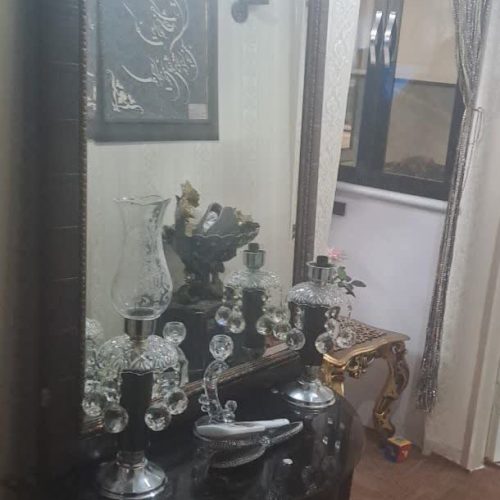 تخت خواب با اینه و کمد و کمد بچه ماشین بچه  و اینه شمعدانی