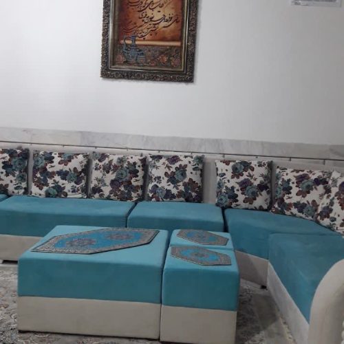 یک دست مبل 9 نفره سالم بدون خط وخش،  با کاور سالم در حد نو یک سال کارکرده(  فروش بعلت جاب جایی) و دو عدد پرده نو در اندازه های 2×3