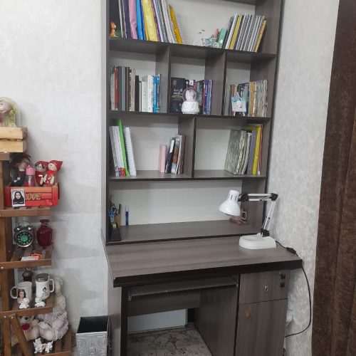 میز تحریر وکامپیوتر وکتابخانه