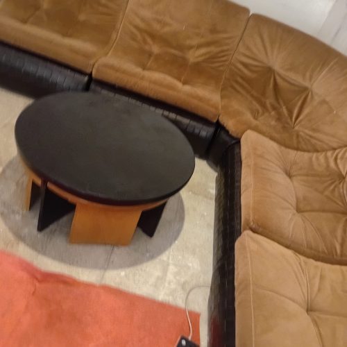 مبلمان پنچ تا هست  و میز  هم پنچ تیکه است