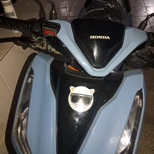 سلام موتور طرح کلیک سالم و کارکرد 4300 نیاز به توضیح زیاد نیست موتور از همه لحاظ سالم مدل 1401 لاستیک ها نوع هستش روغن گیربکس و روغن موتور رو تازه عوض کردم پمپ بنزین رو تازه عوض کردم سنسور اکسیژن و شمع و سر شمع رو تازه عوض کردم همه اینها رو با رسید وعکس موقع تعویض نشون میدم