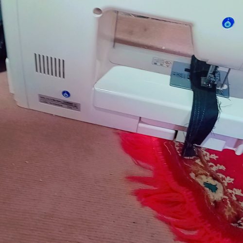 یکی چرخ خیاطی با مایکروفر