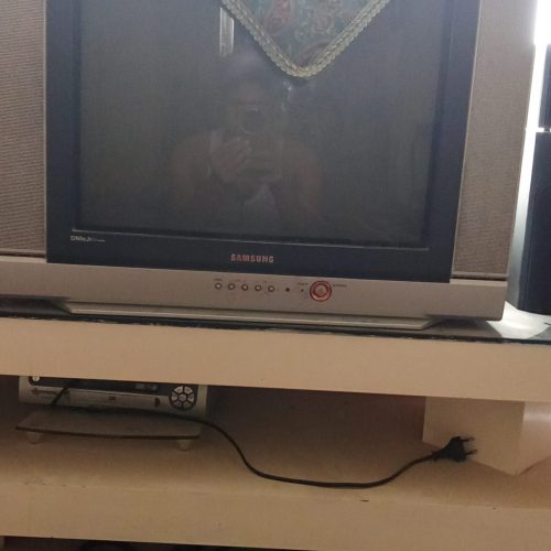یه تلویزیون سامسونگ. یه دستگاه دیجیتال
