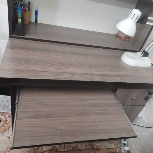 میز تحریر وکامپیوتر وکتابخانه