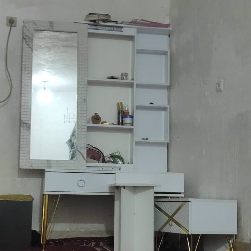 تخت خواب. و میز آرایش