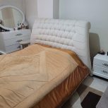 تخت بدون تشک.میزآرایشی به همراه یه عدد میز کنار تخت