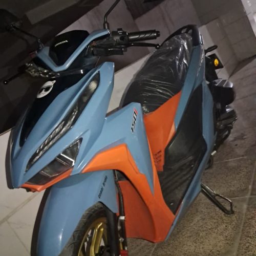 سلام موتور طرح کلیک سالم و کارکرد 4300 نیاز به توضیح زیاد نیست موتور از همه لحاظ سالم مدل 1401 لاستیک ها نوع هستش روغن گیربکس و روغن موتور رو تازه عوض کردم پمپ بنزین رو تازه عوض کردم سنسور اکسیژن و شمع و سر شمع رو تازه عوض کردم همه اینها رو با رسید وعکس موقع تعویض نشون میدم